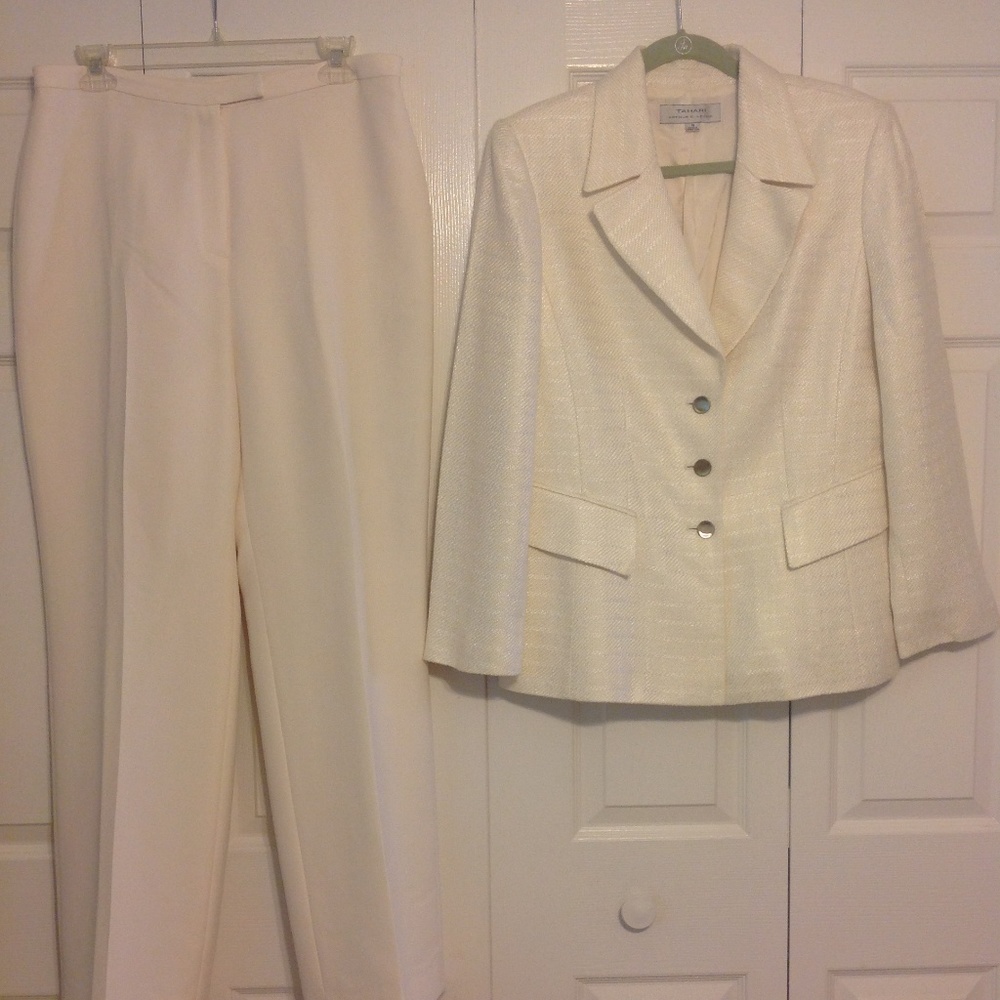 TAHARI Arthur S. Levine Pants Suit